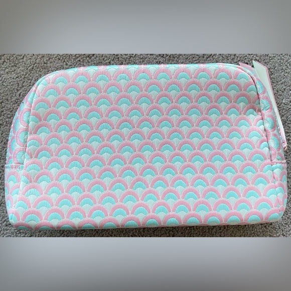 BVLGARI Pastel Pink & Blue Cosmetic Bag w/Shampoo - Picture 14 of 15